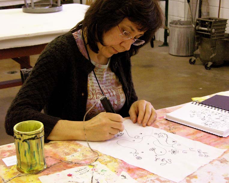 Benedicte learning airpen at Arrowmont. ©Susan Shie 2007.